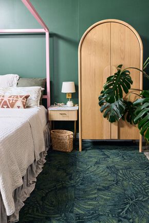 Palm Reader in shown in Kale